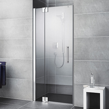 Стеклянная перегородка в душевую нишу с распашной дверью и добором